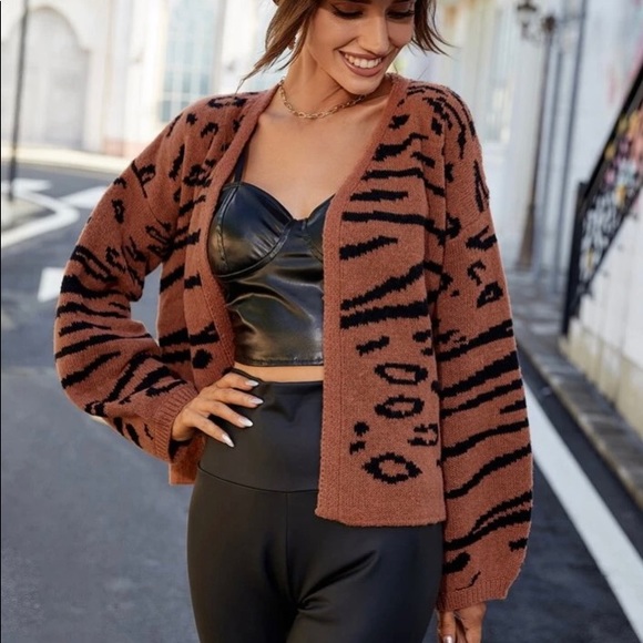 Sweaters - 🔥LAST CHANCE🔥 Plush Animal Print Cardigan 🐾
